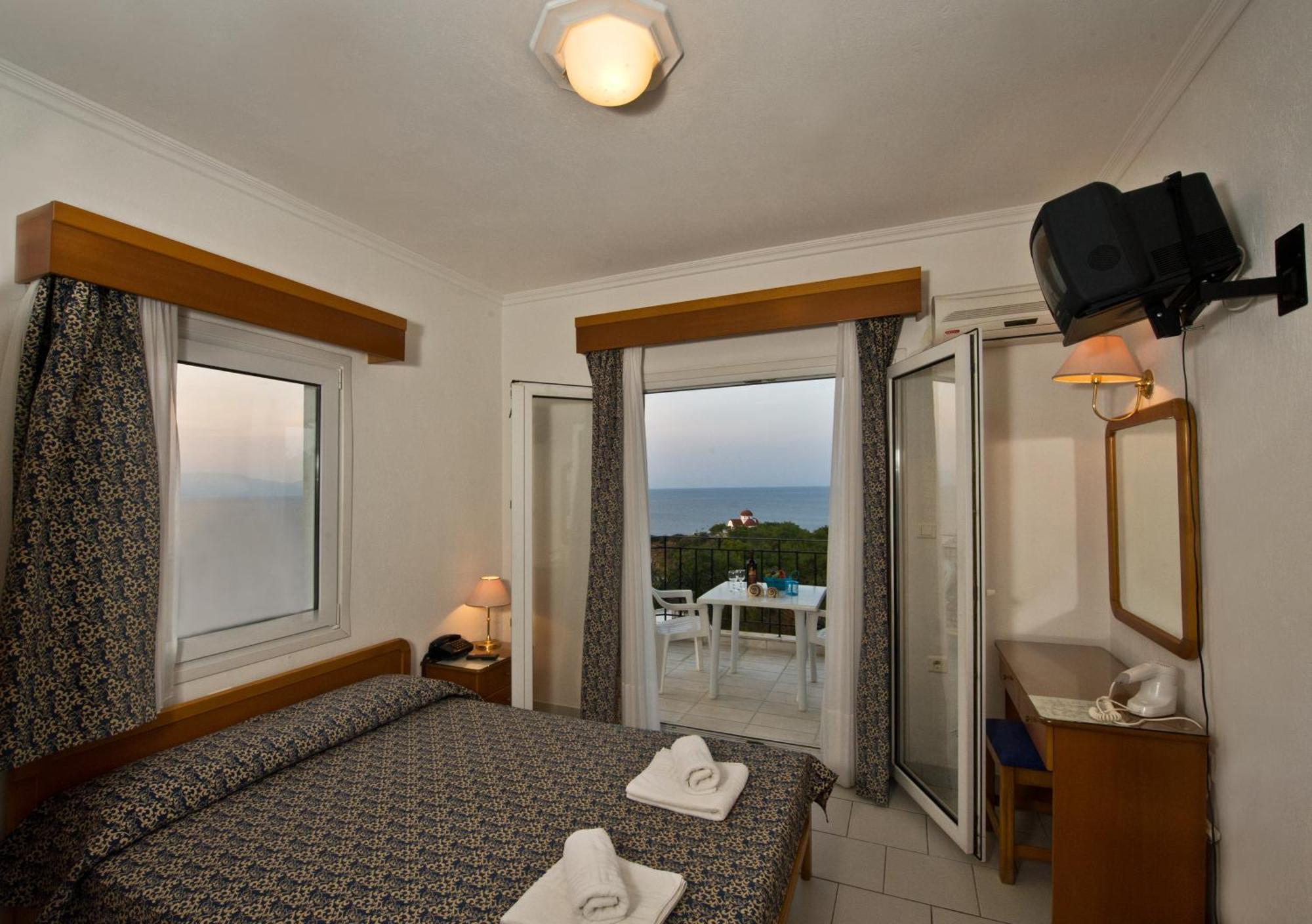 Lazaridis Luxury & *