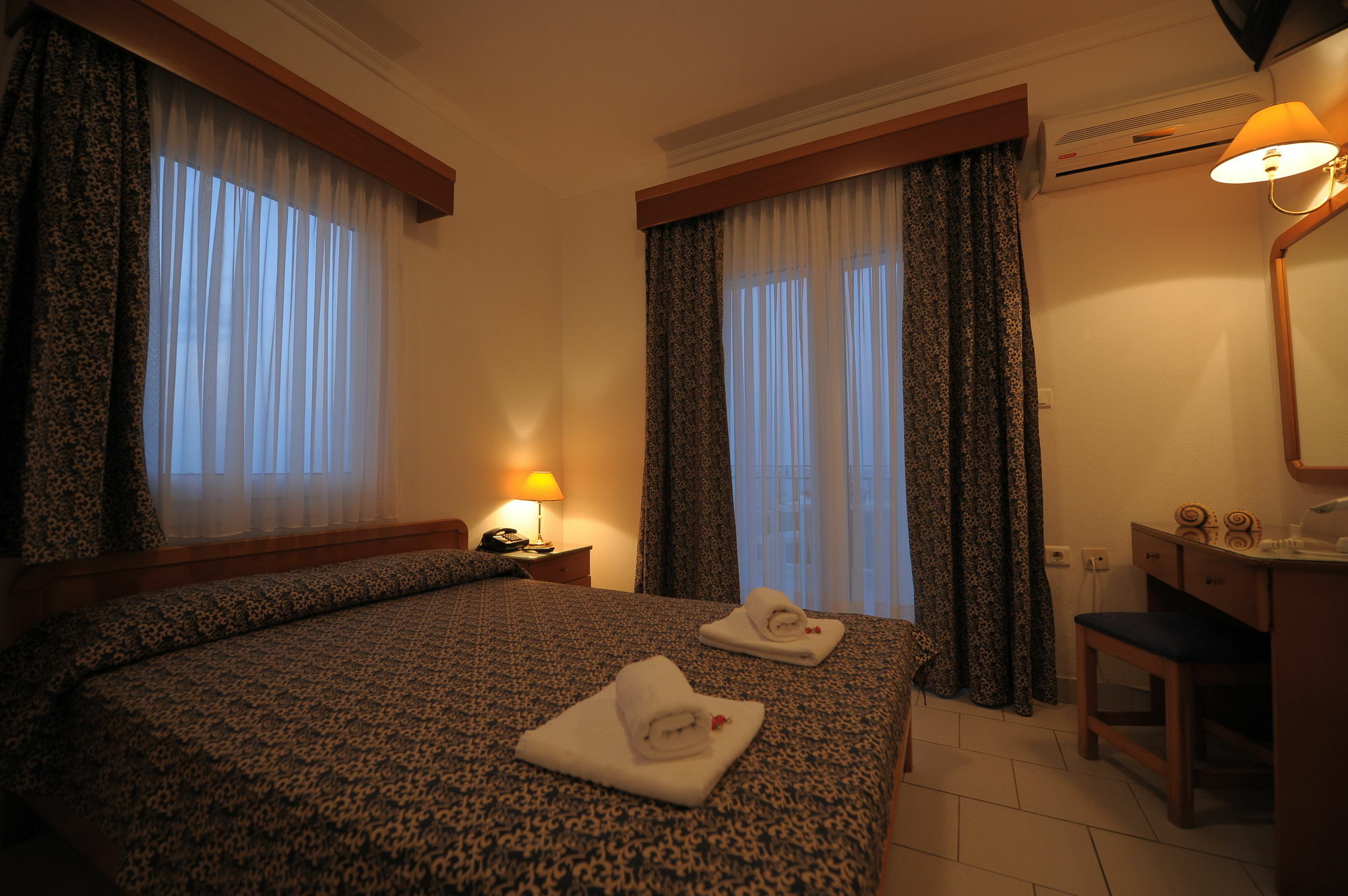 Lazaridis Luxury & *