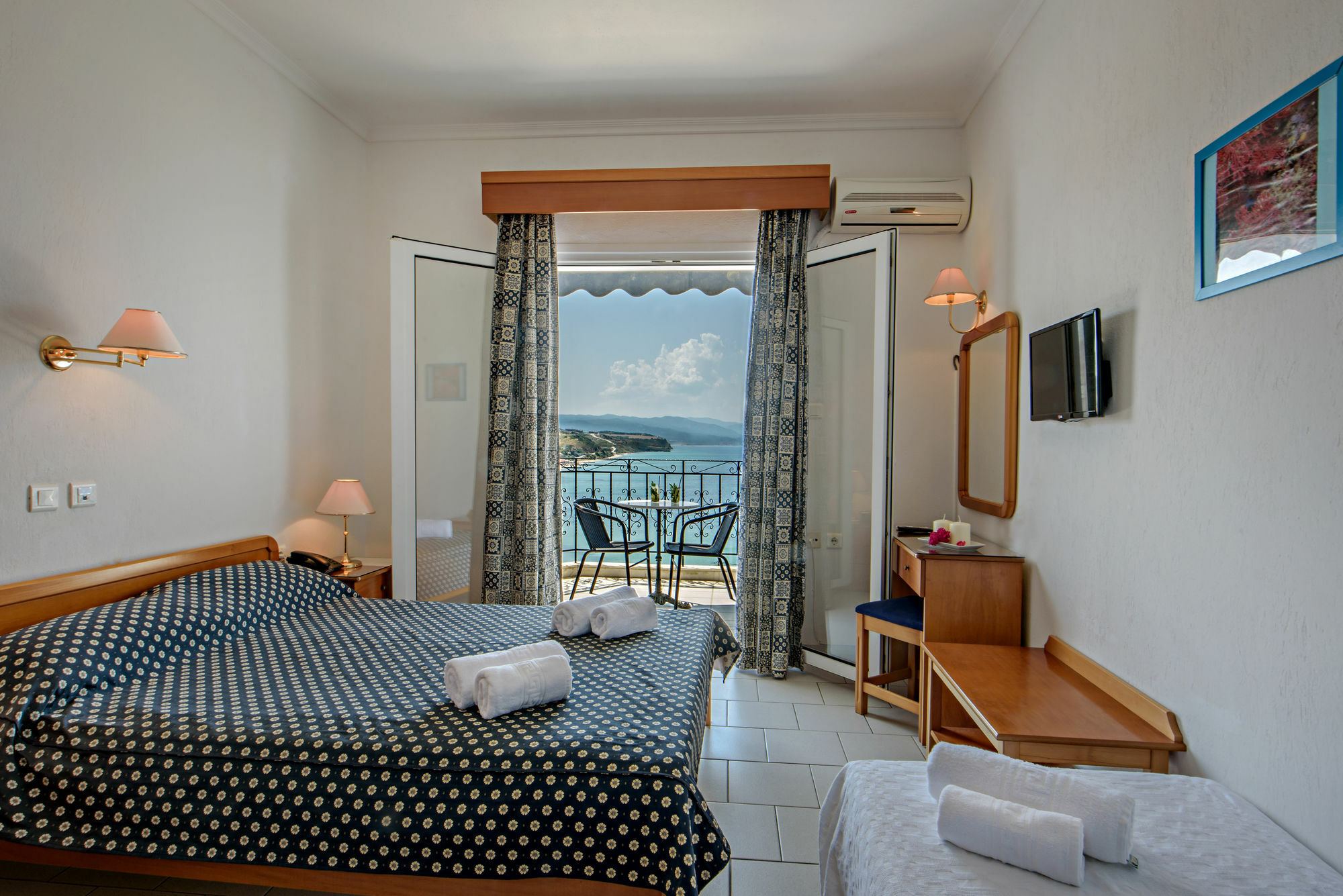 Lazaridis Luxury & * Nea Roda