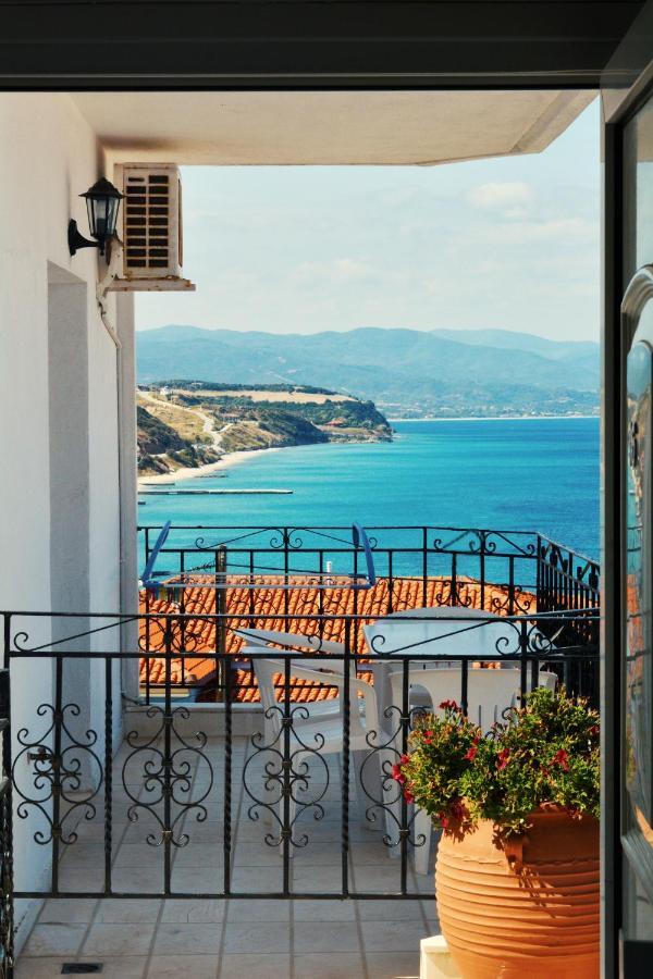 Lazaridis Luxury & *